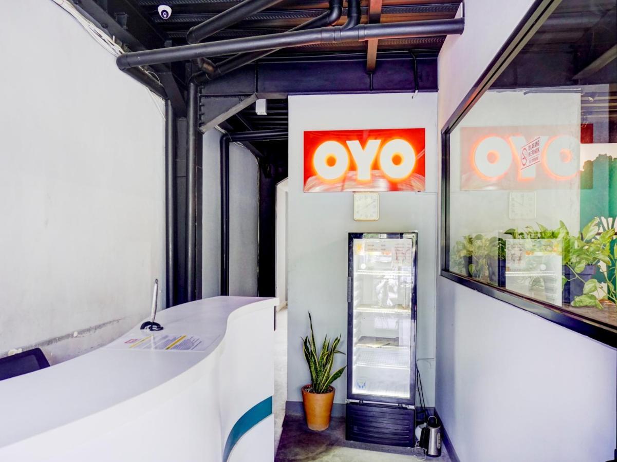 Отель Oyo 1805 Fatmawati Mansion Syariah Джакарта Экстерьер фото