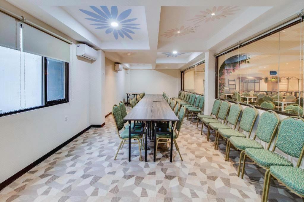 Отель Oyo 1805 Fatmawati Mansion Syariah Джакарта Экстерьер фото